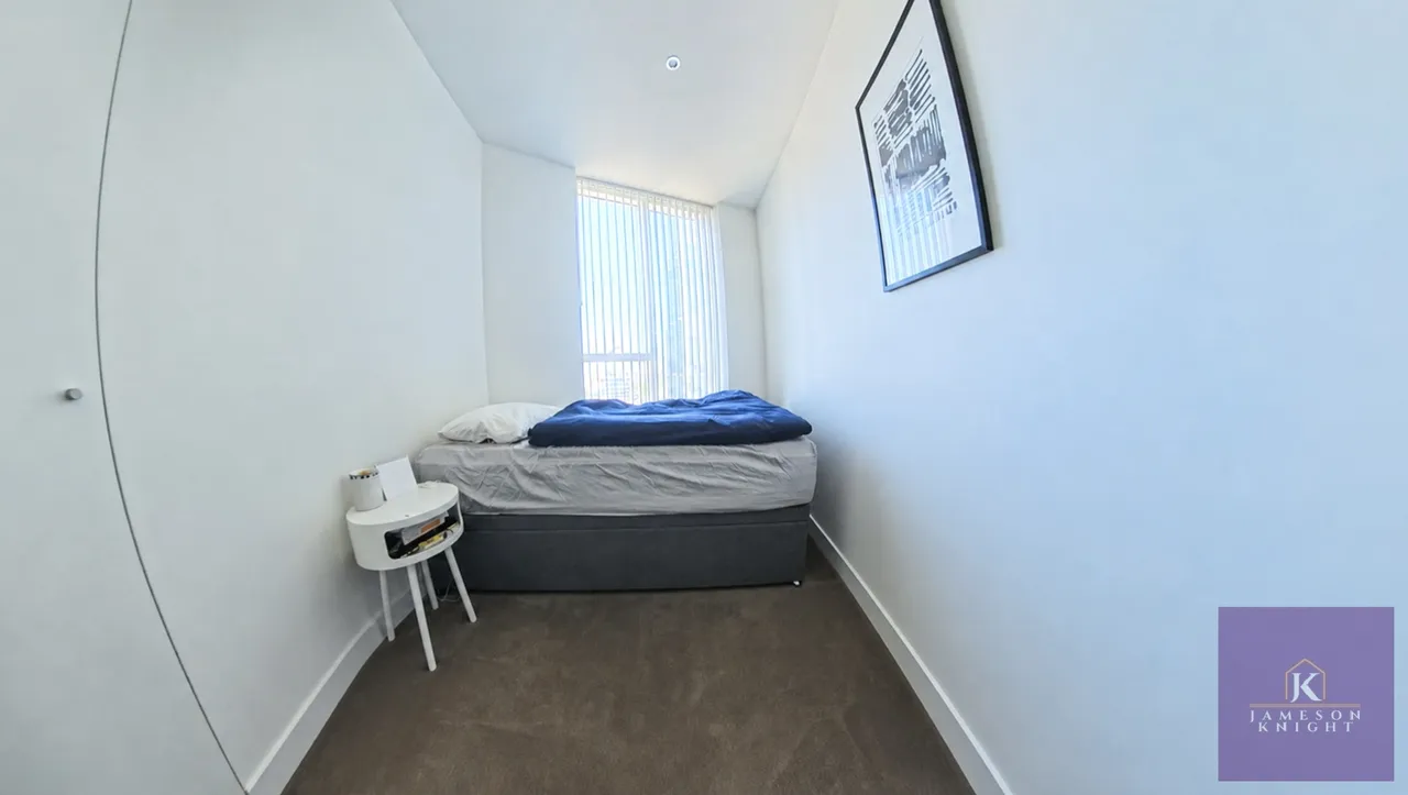 Wandsworth Road, London, SW8, photo 4