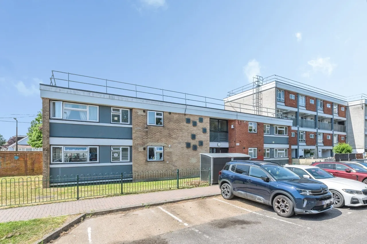 2 bed flat for sale — Canfield Road, Rainham, RM13