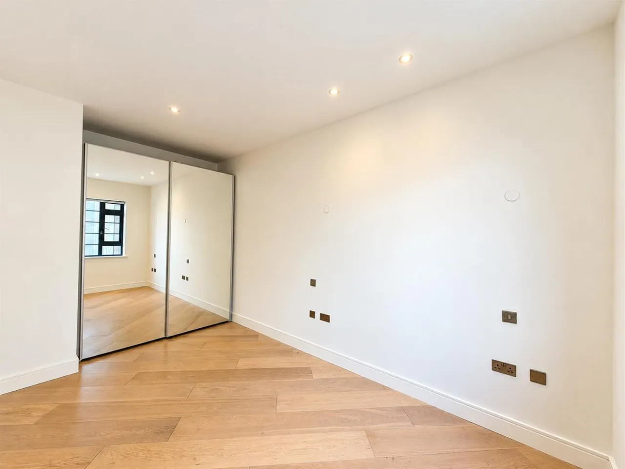Market Place, Brentford, TW8, photo 4