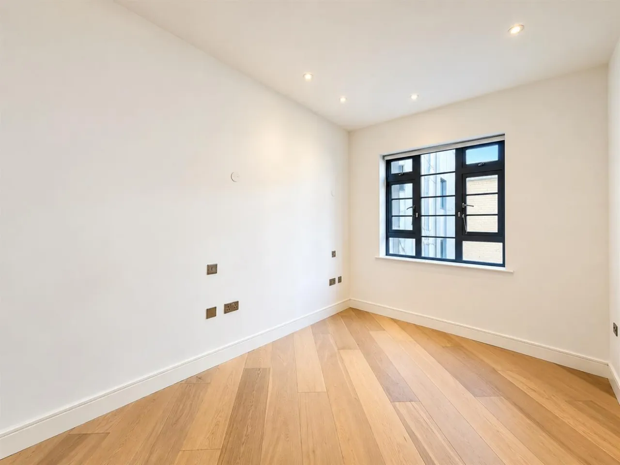 Market Place, Brentford, TW8, photo 3