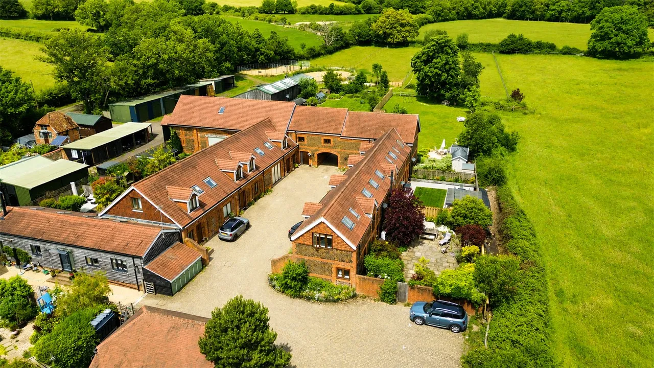 4 bed house for sale, Manor Farm Mews, Dockenfield, GU10