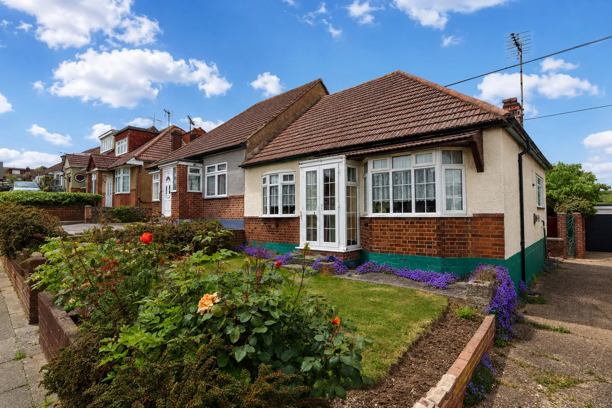 2 bed house for sale — Merlin Gardens, Romford, RM5 3YD
