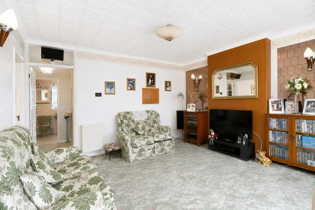 Merlin Gardens, Romford, RM5 3YD, photo 13