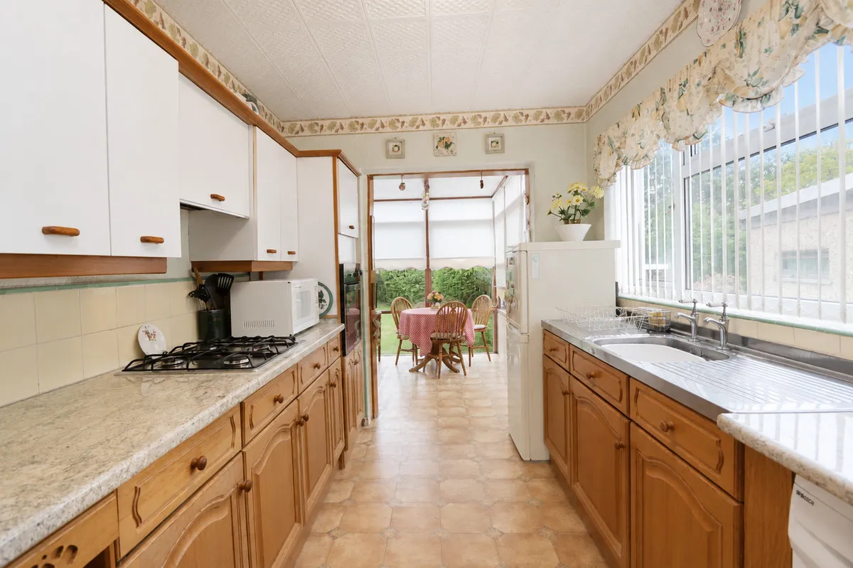 Merlin Gardens, Romford, RM5 3YD, photo 5