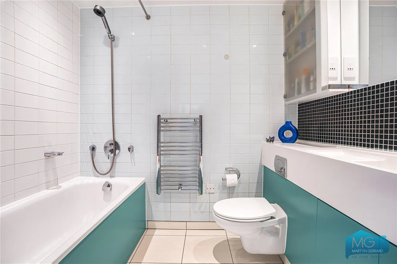 Chadwell Lane, Hornsey, N8, photo 16