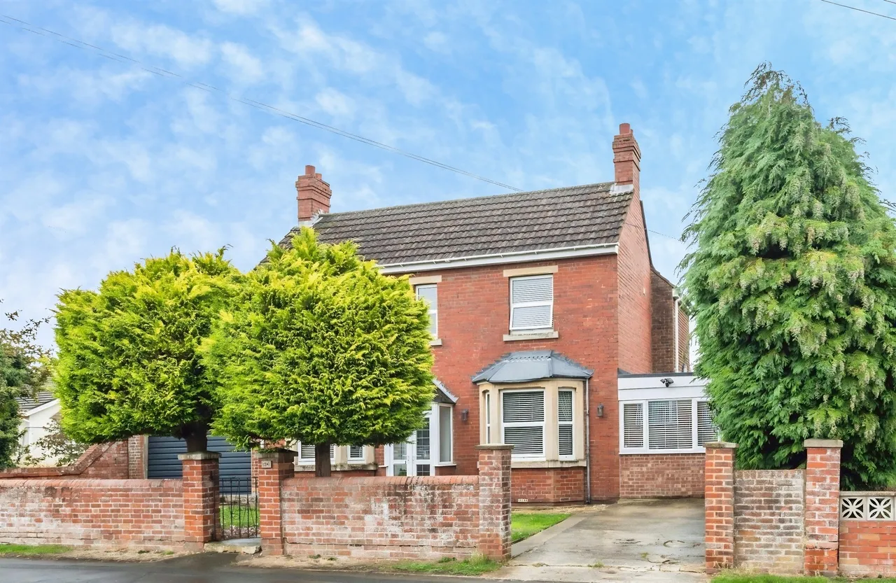5 bed house for sale — Church Walk South, Swindon