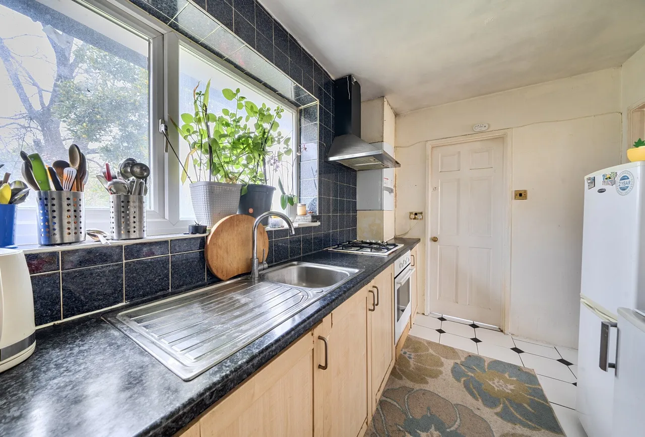 Roe Lane, London, NW9 9BD, photo 2