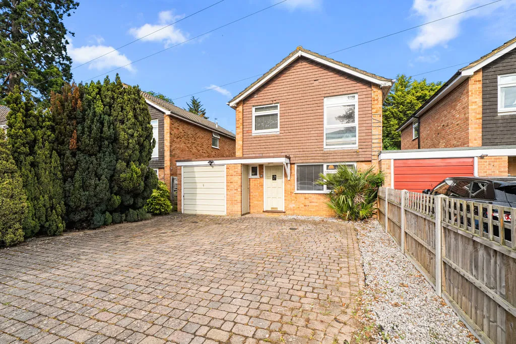 4 bed house for sale — Conquest Road, Addlestone KT15 1SN