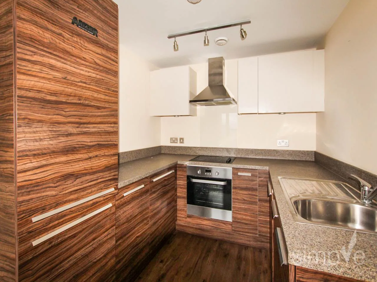 2 bed flat to rent, The Green, Southall, UB2