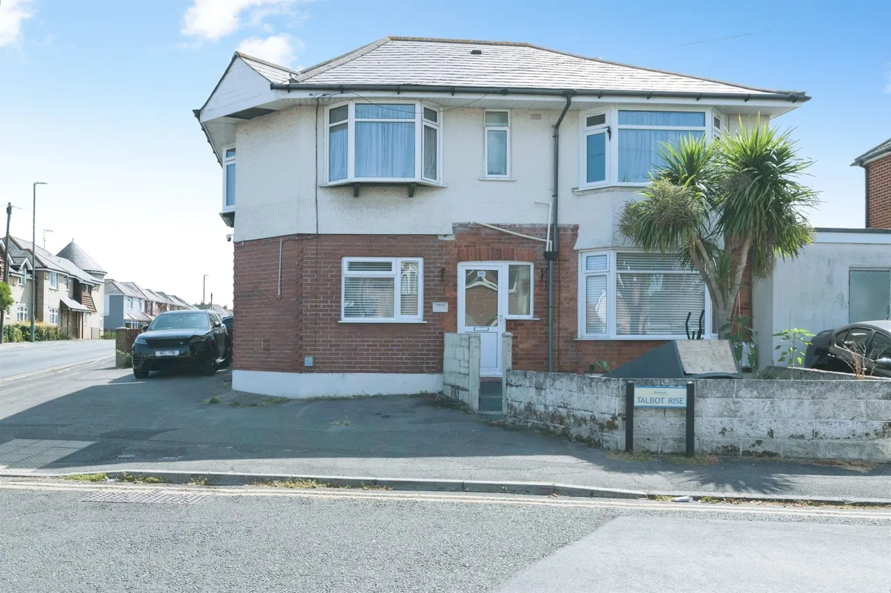 3 bed flat for sale — Columbia Road, Bournemouth