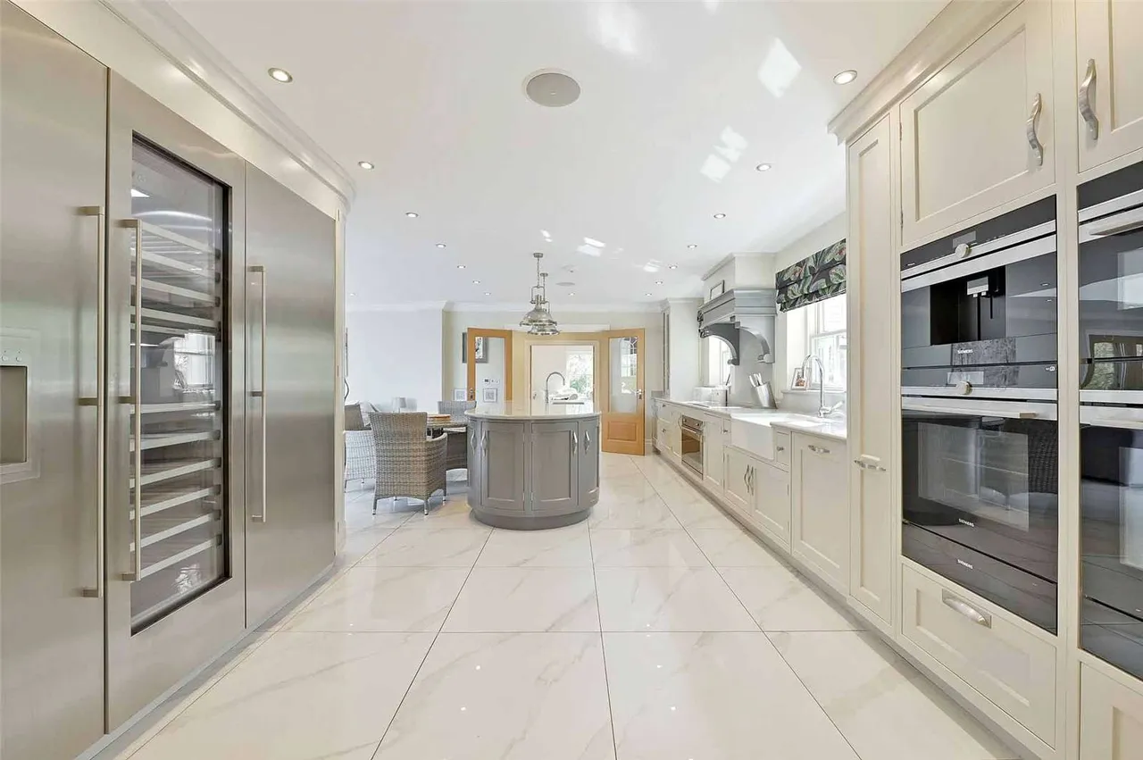 Ascot Road, Holyport, Maidenhead, Berkshire, SL6 2HY, photo 6