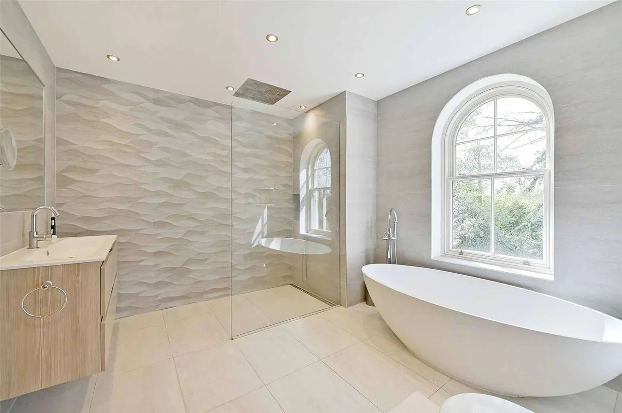 Ascot Road, Holyport, Maidenhead, Berkshire, SL6 2HY, photo 12