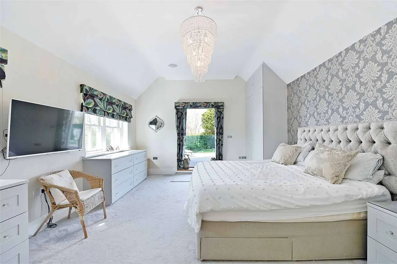 Ascot Road, Holyport, Maidenhead, Berkshire, SL6 2HY, photo 10