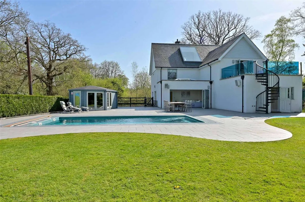 Ascot Road, Holyport, Maidenhead, Berkshire, SL6 2HY, photo 3