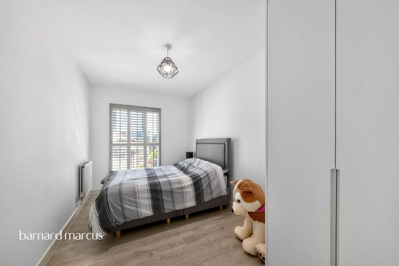 Perryfield Way, London, photo 9
