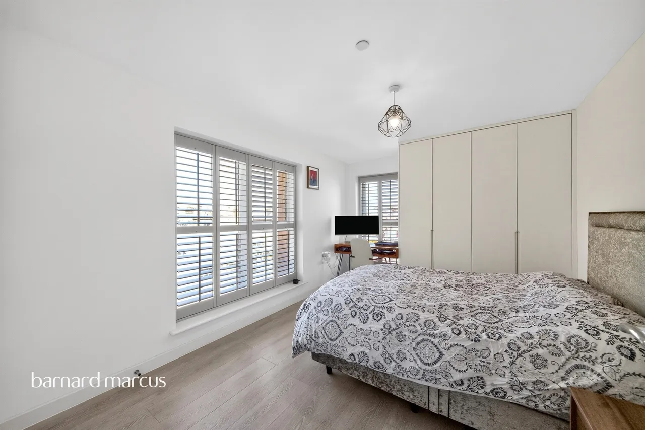 Perryfield Way, London, photo 4