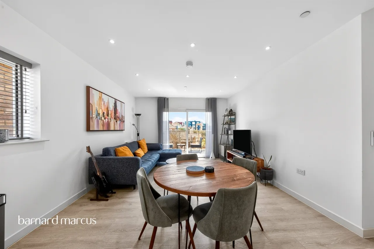 Perryfield Way, London, photo 6