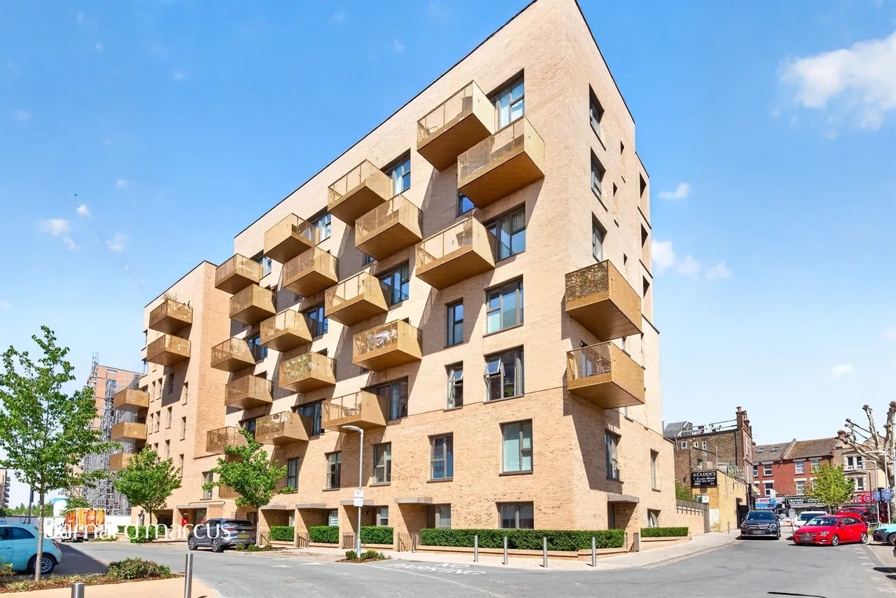 2 bed flat for sale — Perryfield Way, London