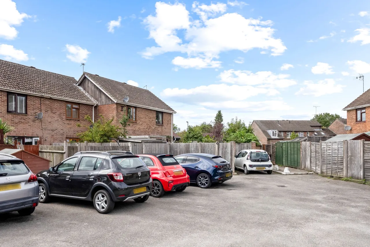 Falklands Drive, Horsham, RH13, photo 13