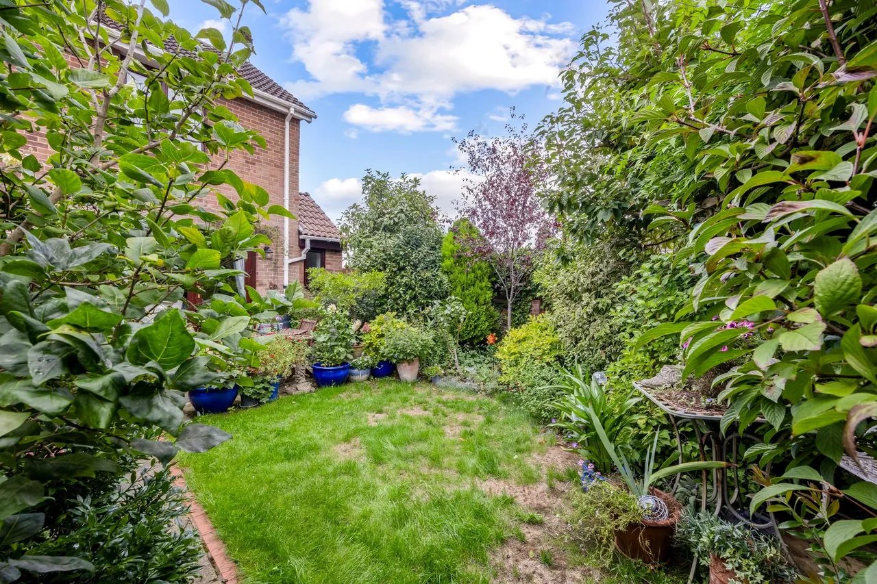 Falklands Drive, Horsham, RH13, photo 4