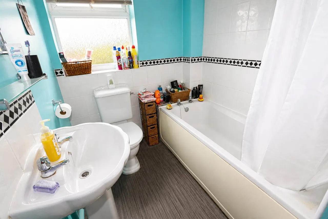 Swan Close, Burton Latimer, NN15, photo 6