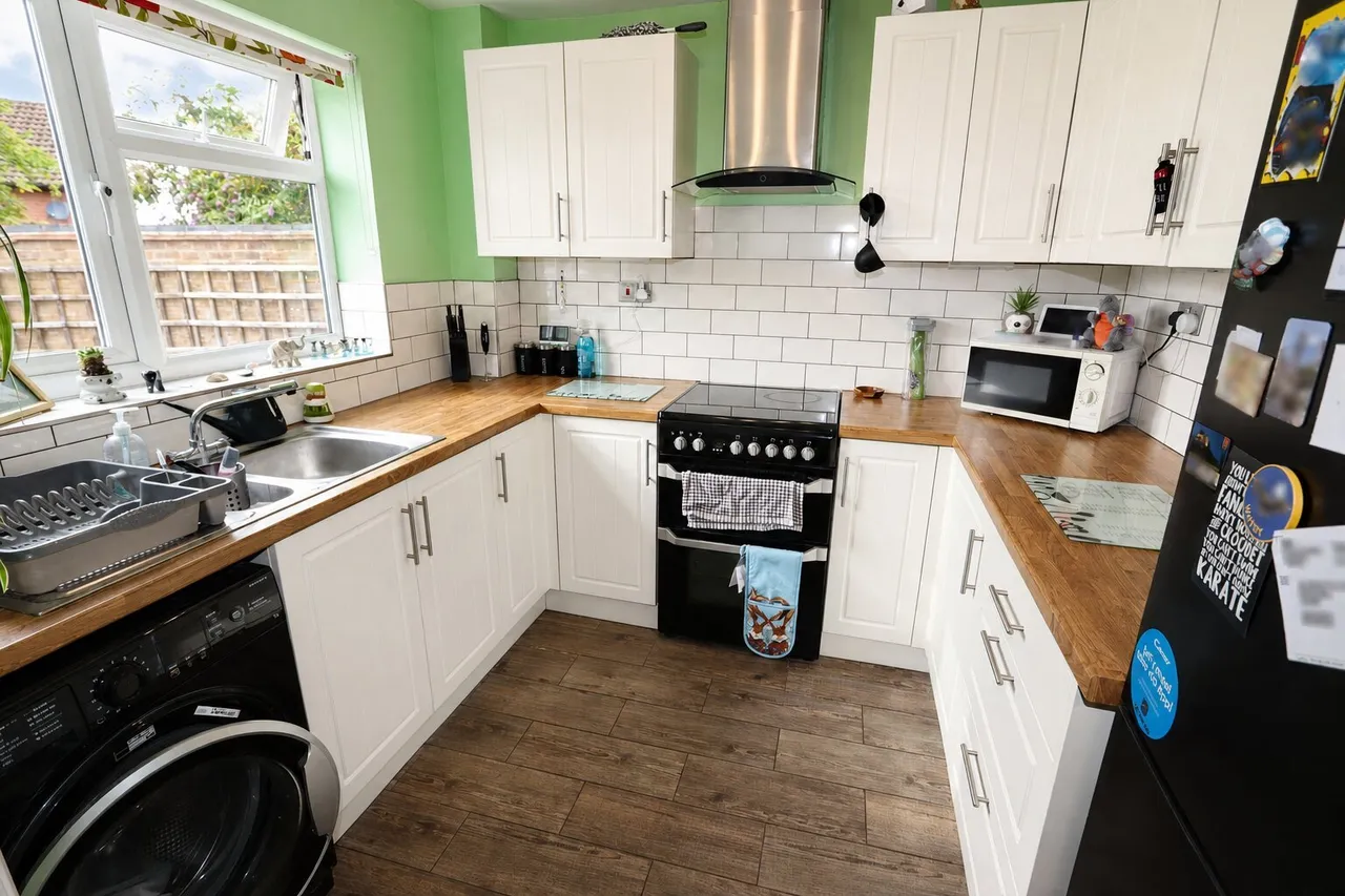 Swan Close, Burton Latimer, NN15, photo 3