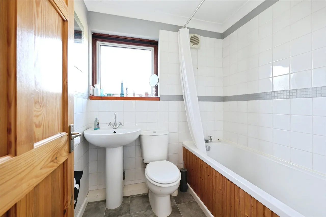 Fleet Way, Shalfleet, PO30, photo 14