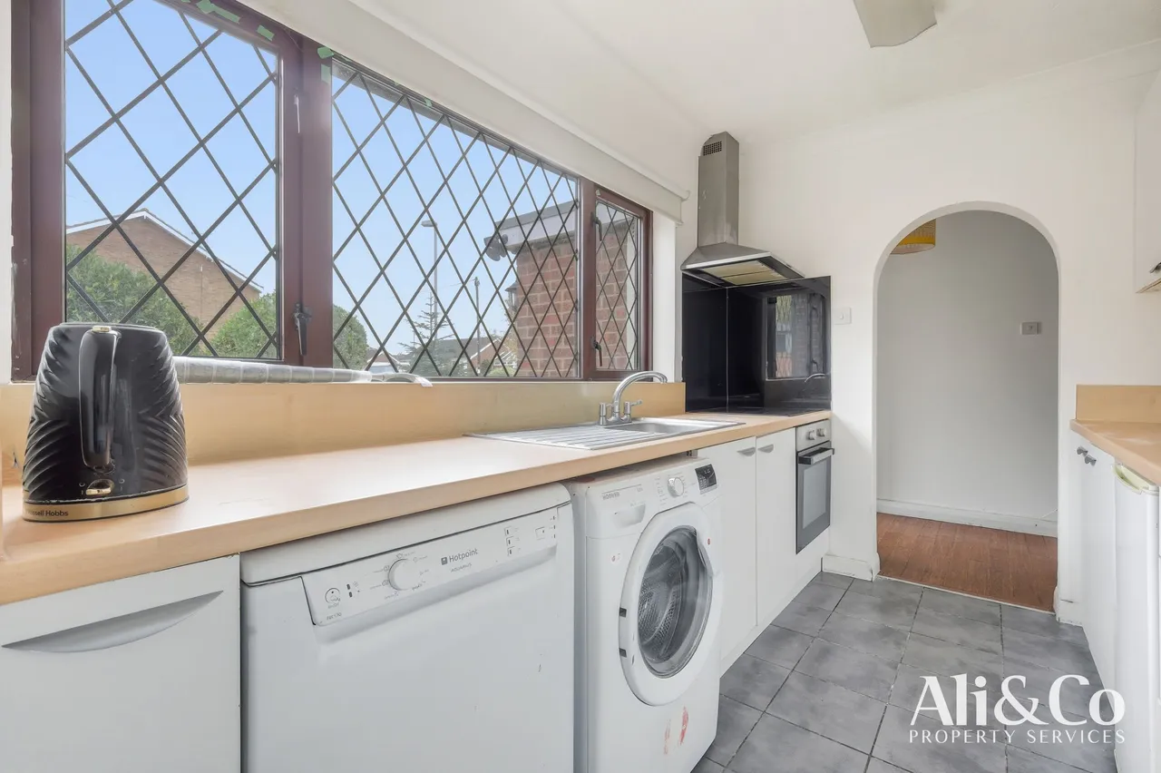 Waverley Gardens, Grays, Essex, RM16 2TJ, photo 4