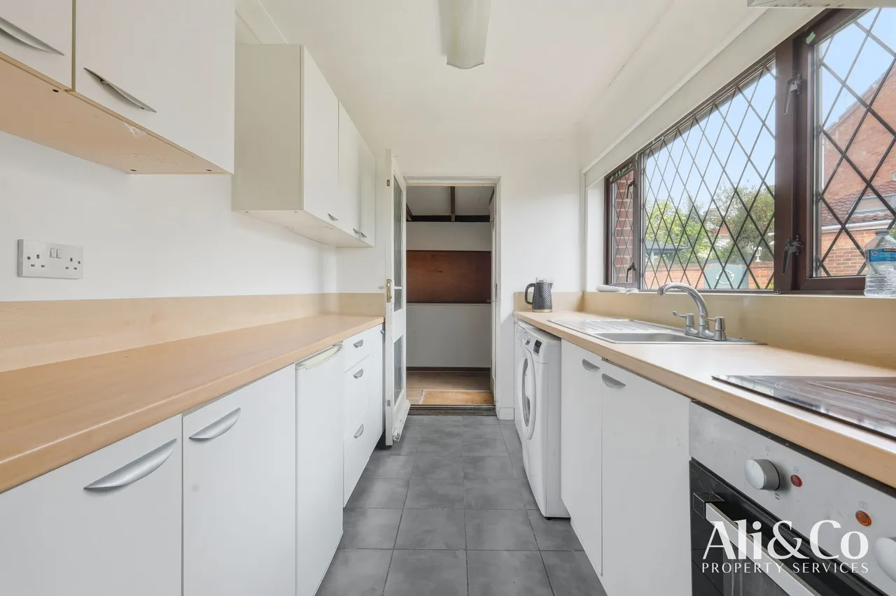 Waverley Gardens, Grays, Essex, RM16 2TJ, photo 3