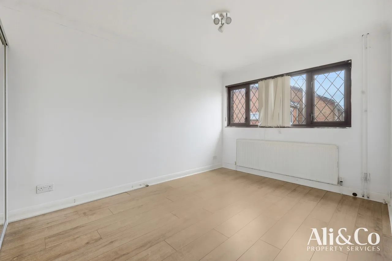 Waverley Gardens, Grays, Essex, RM16 2TJ, photo 11