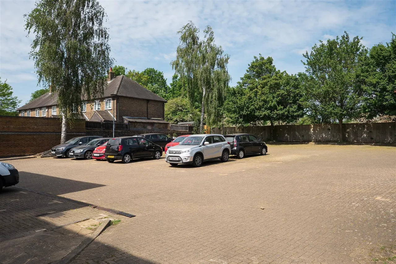Meadowlea Close, Harmondsworth, UB7, photo 11