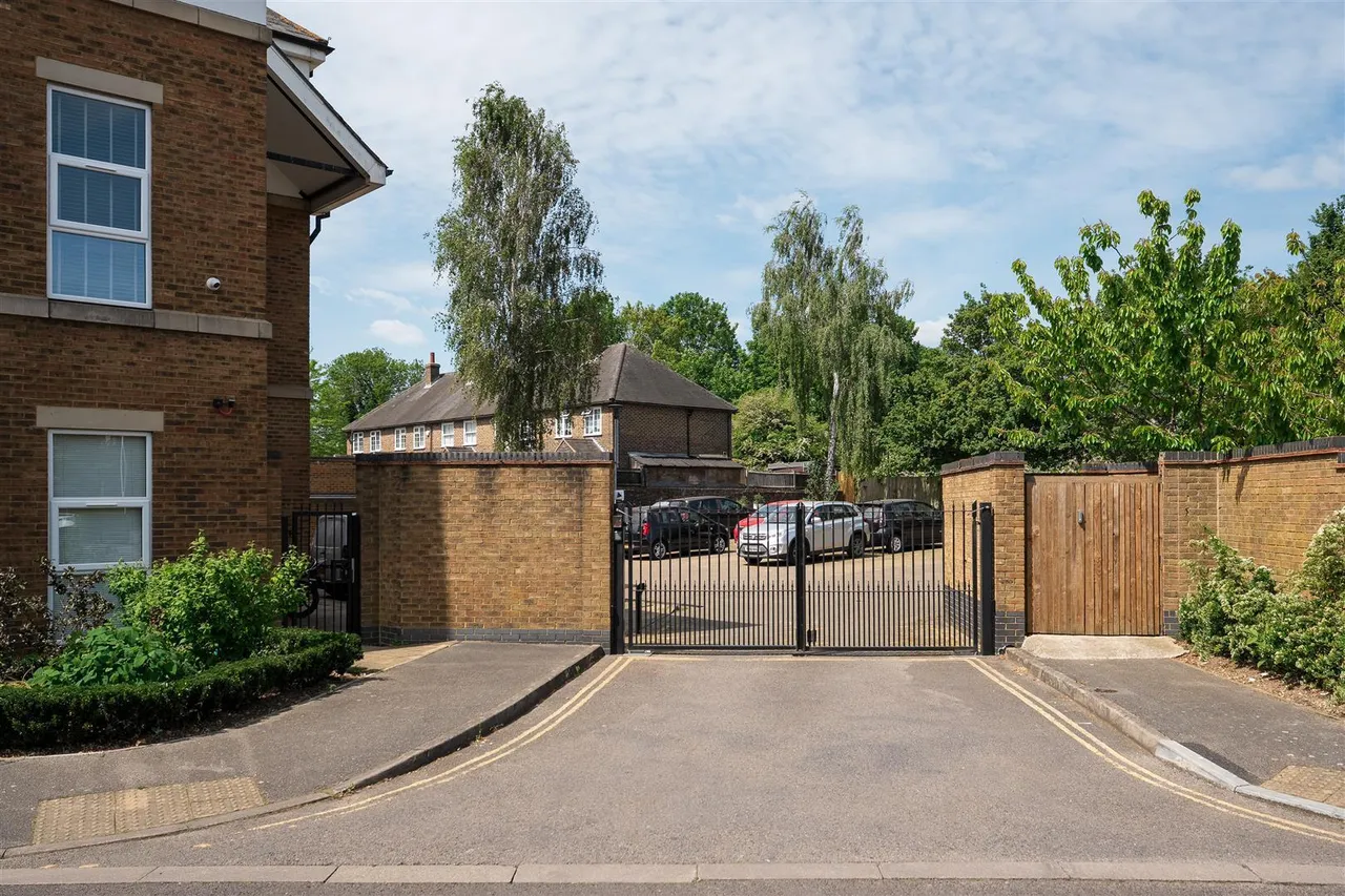 Meadowlea Close, Harmondsworth, UB7, photo 10