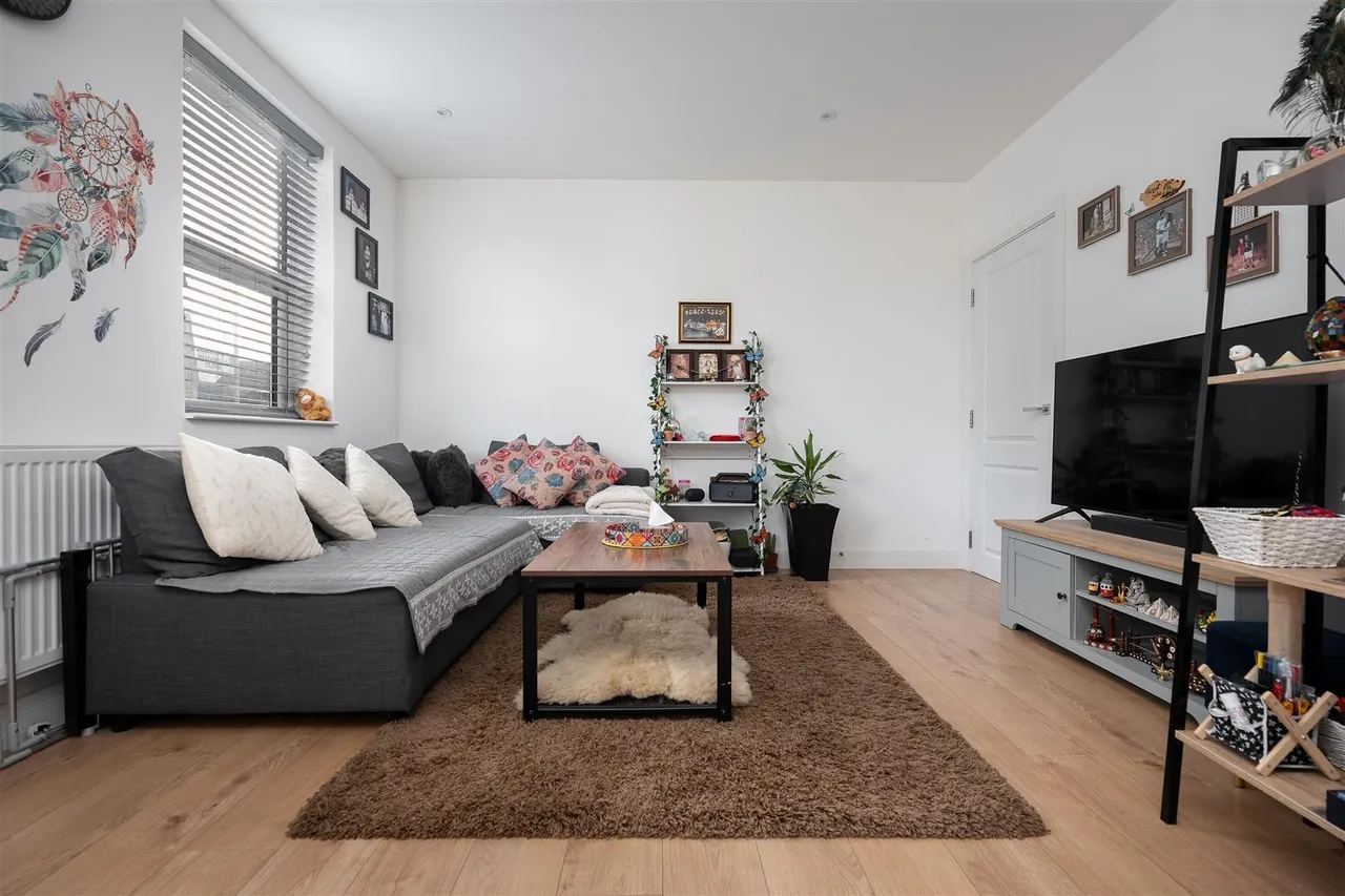 Meadowlea Close, Harmondsworth, UB7, photo 3