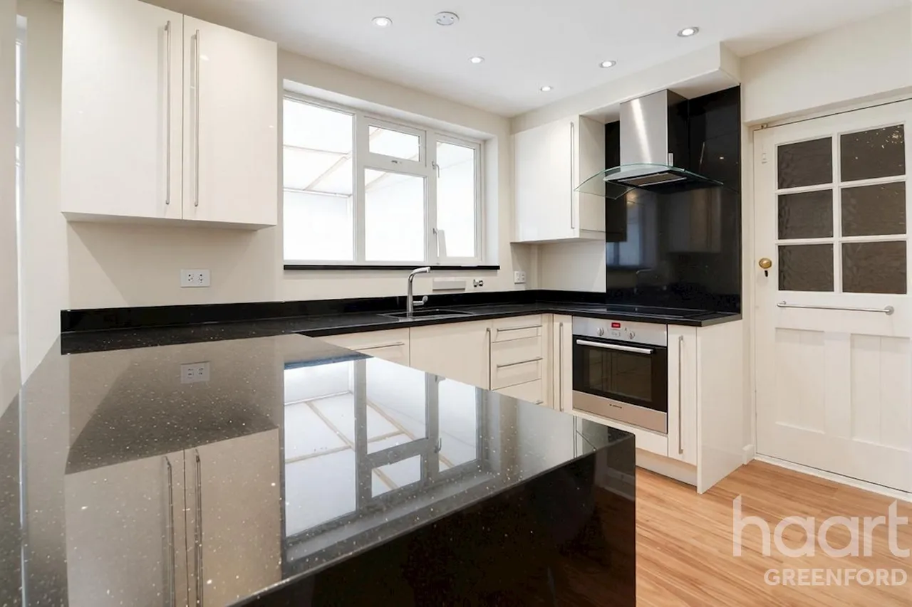 Ferrymead Gardens, Greenford, UB6, photo 3