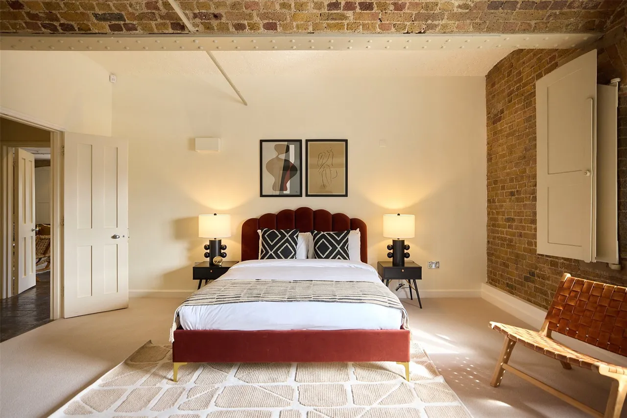 East Smithfield, Saint Katherine Docks, E1W, photo 8