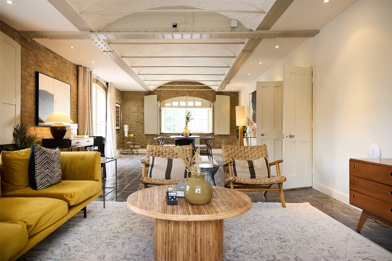 East Smithfield, Saint Katherine Docks, E1W, photo 2
