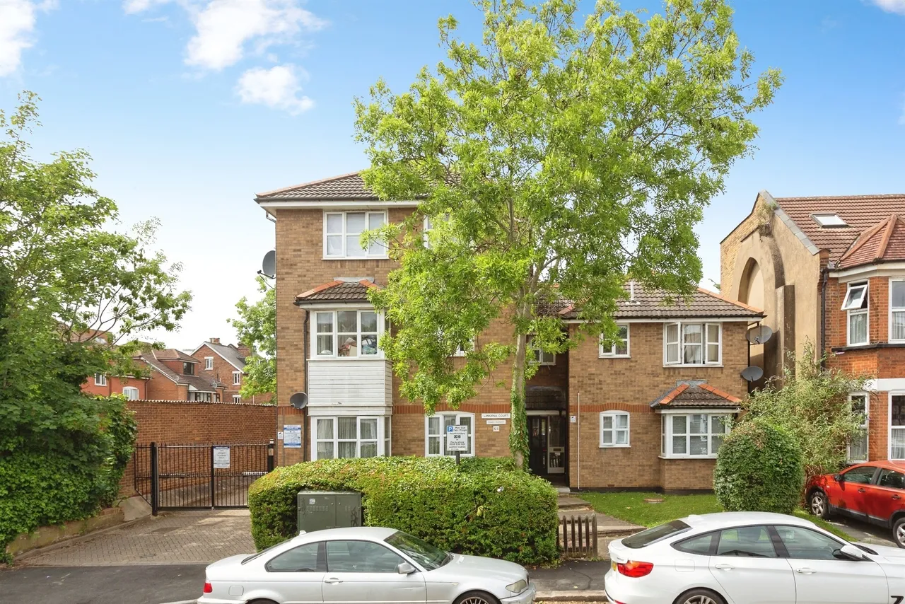3 bed flat for sale — Spencer Road, HARROW