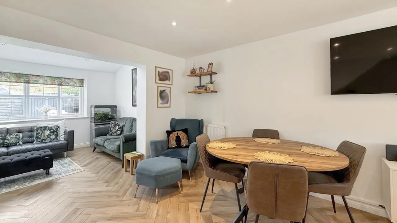 Kingfisher Drive, Westbury, photo 6