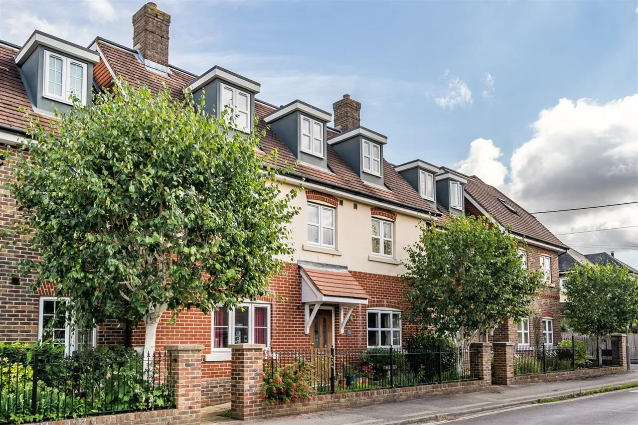 2 bed property for sale, King George Avenue, Town Gate, GU32