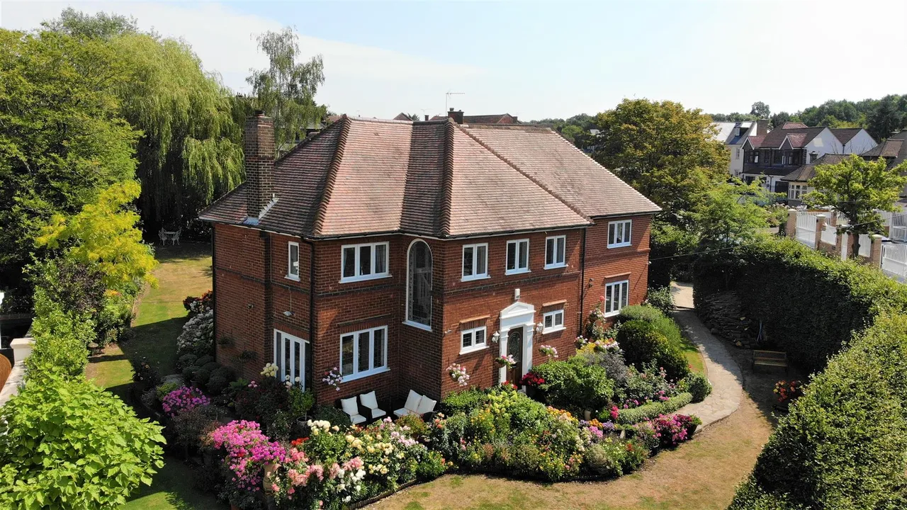 5 bed house for sale, Woodman Lane, Chingford, E4