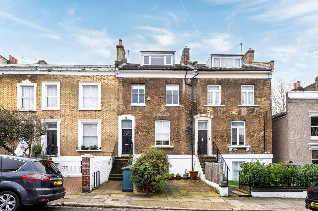 2 bed flat for sale — 82 Woodhill, London