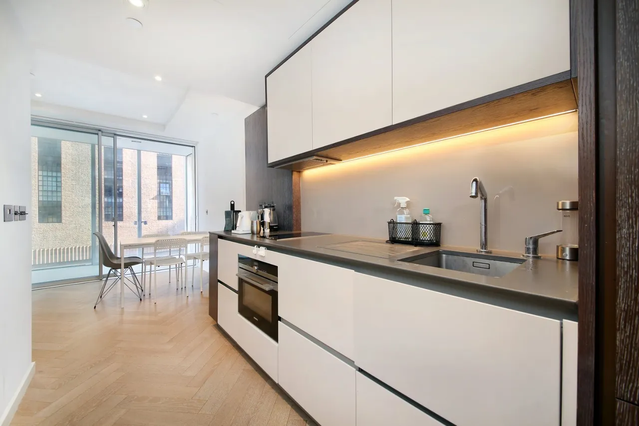 Circus Road West, London, SW11, photo 2