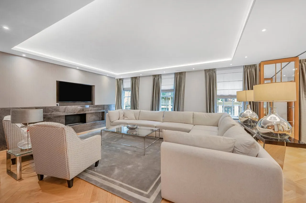 3 bed flat to rent, Upper Grosvenor Street, London, W1K