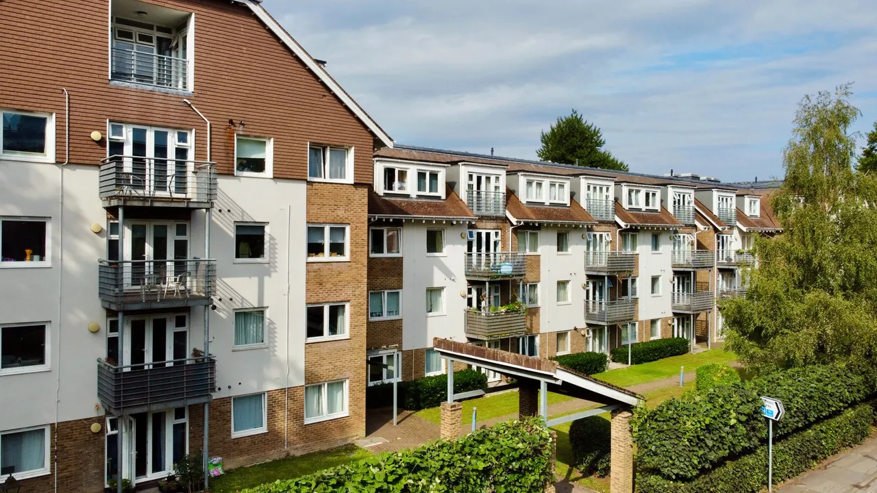 2 bed flat for sale — Harlands Road, Haywards Heath, RH16