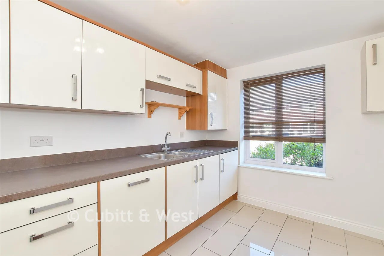 Oaklands Avenue, Rowland's Castle, PO9, photo 5