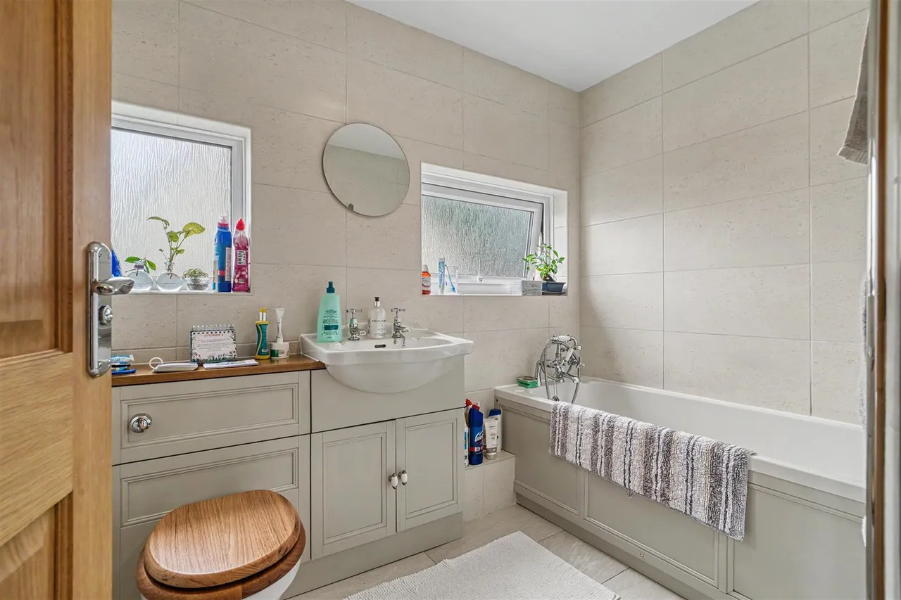 Manston Road, Sturminster Newton, photo 10