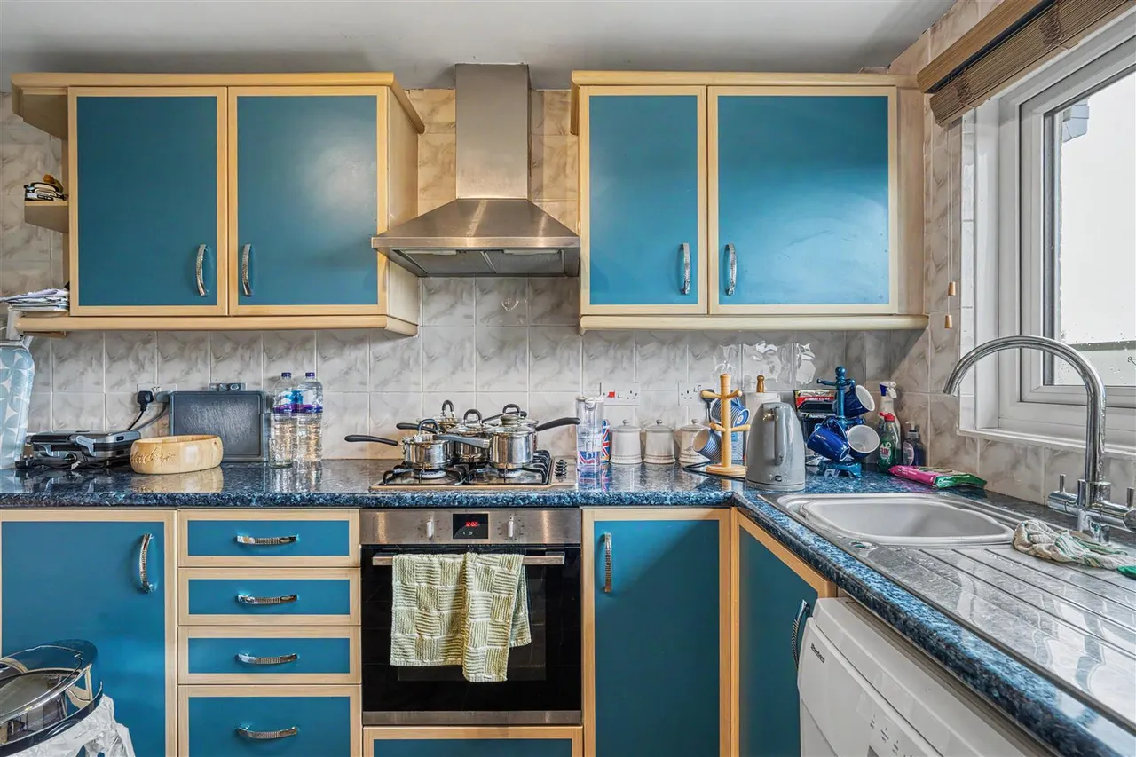 Manston Road, Sturminster Newton, photo 6