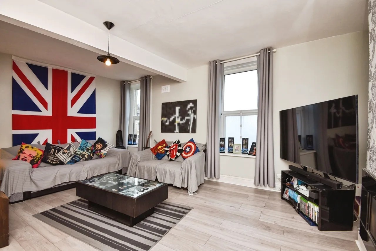 2 bed flat for sale, West End Road, LA4