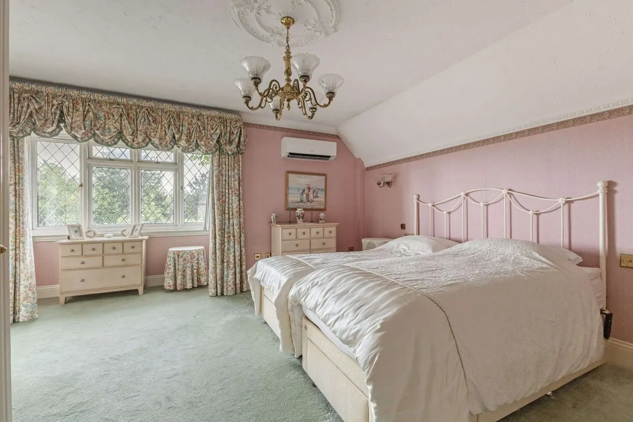 Lovedon Lane, Kings Worthy, Winchester, Hampshire, SO23 7NJ, photo 9
