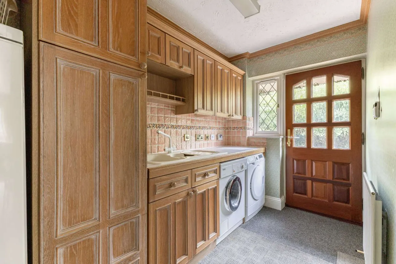 Lovedon Lane, Kings Worthy, Winchester, Hampshire, SO23 7NJ, photo 12